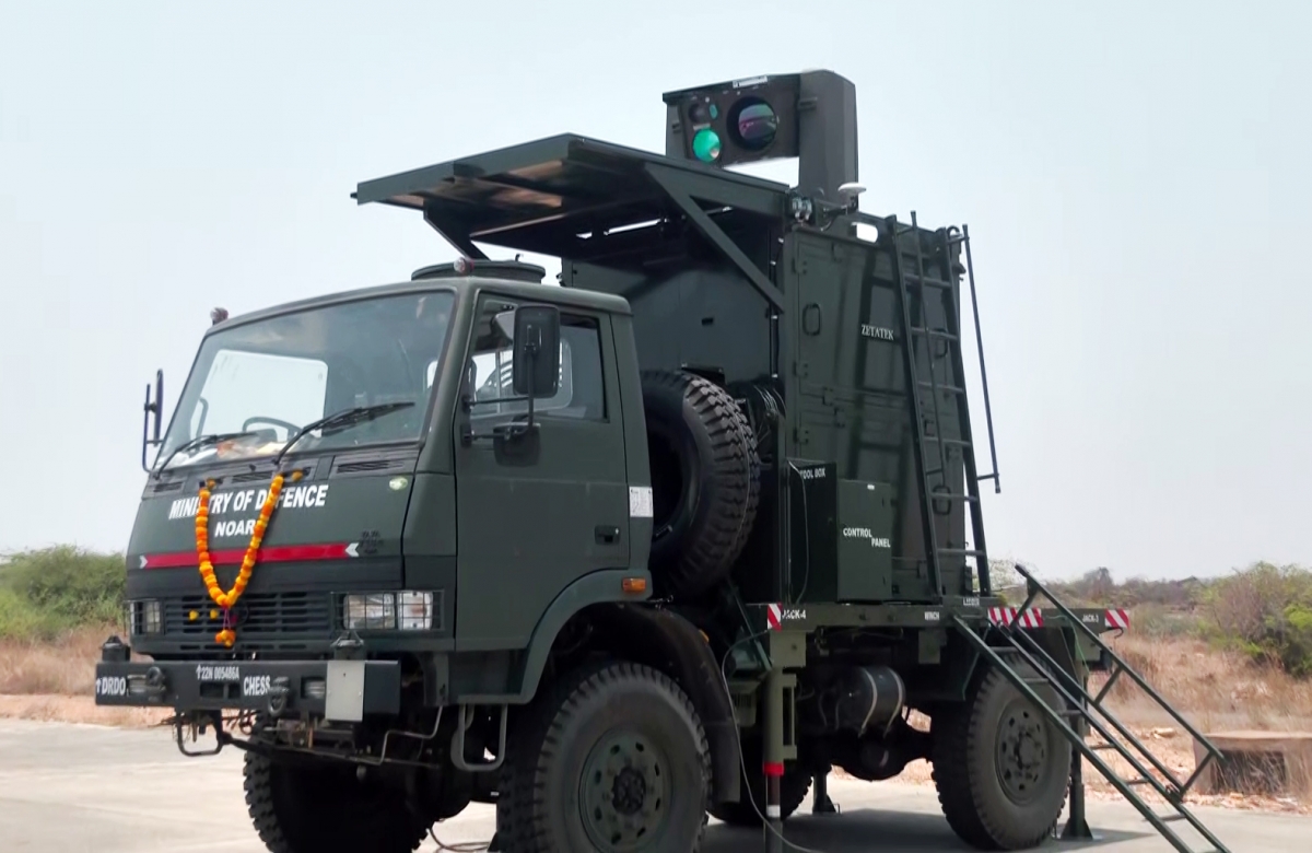 Tổ hợp vũ khí laser (DEW) được Tổ chức Nghiên cứu và Phát triển Quốc phòng Ấn Độ (DRDO) thử nghiệm hôm 13/4 tại bang Andhra Pradesh. (Nguồn ảnh: ANI)