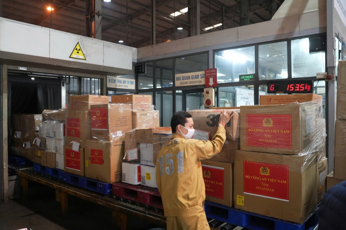 Chuyến bay mang số hiệu VN9711 của Vietnam Airlines cất cánh tại sân bay Nội Bài lúc 13h00 ngày 8/4, vận chuyển gần 30 tấn hàng hóa cứu trợ đến Myanmar. Đây là lô hàng do Bộ Quốc phòng và Bộ Công an Việt Nam gửi sang Myanmar nhằm giúp đỡ nước bạn vượt qua hậu quả thảm họa động đất nghiêm trọng vừa xảy ra.