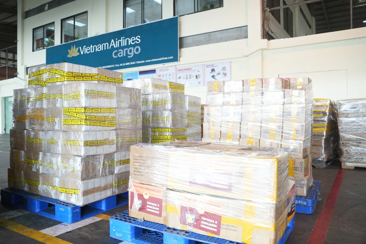 Ngay từ sáng sớm, xe chở hàng cứu trợ của các đơn vị thuộc Bộ Quốc phòng và Bộ Công an Việt Nam đã tập kết tại kho hàng của Vietnam Airlines ở Nội Bài, chuẩn bị cho việc xử lý và vận chuyển tiếp theo.