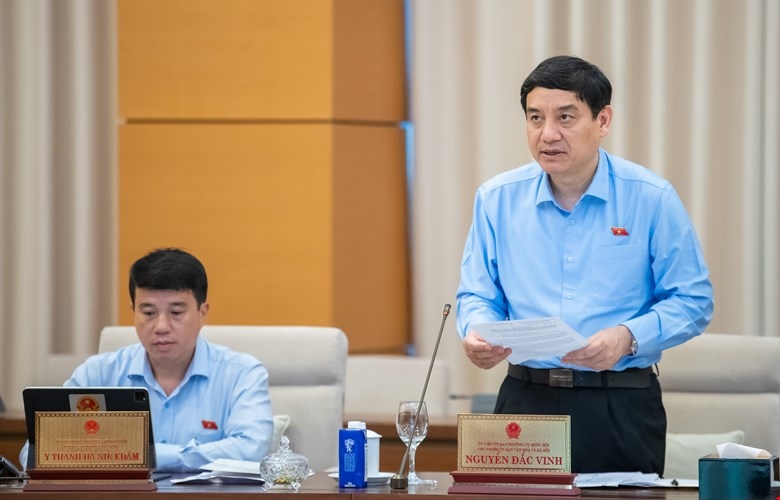 Chủ nhiệm Ủy ban Văn hóa, Xã hội Nguyễn Đắc Vinh trình bày báo cáo thẩm tra
