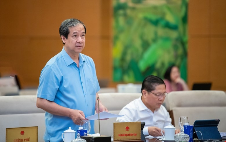 Bộ trưởng Bộ GD-ĐT Nguyễn Kim Sơn trình bày tờ trình của Chính phủ