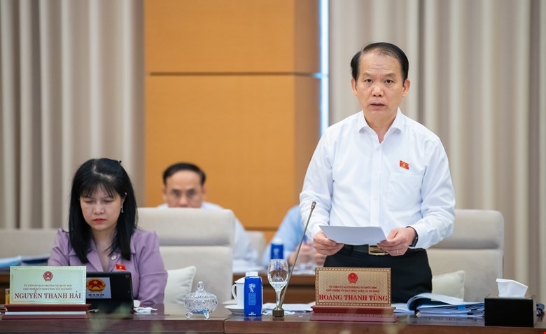 Chủ nhiệm Ủy ban Pháp luật – Tư pháp Hoàng Thanh Tùng trình bày báo cáo thẩm tra
