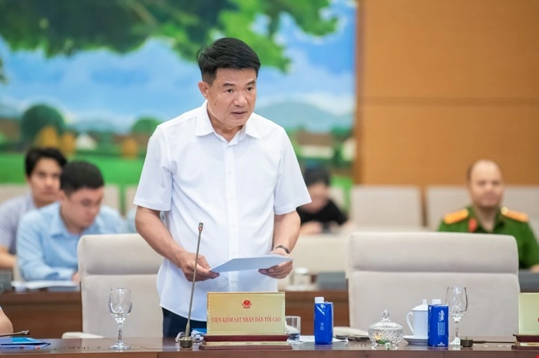 Viện trưởng VKSND tối cao Nguyễn Huy Tiến tình bày tờ trình