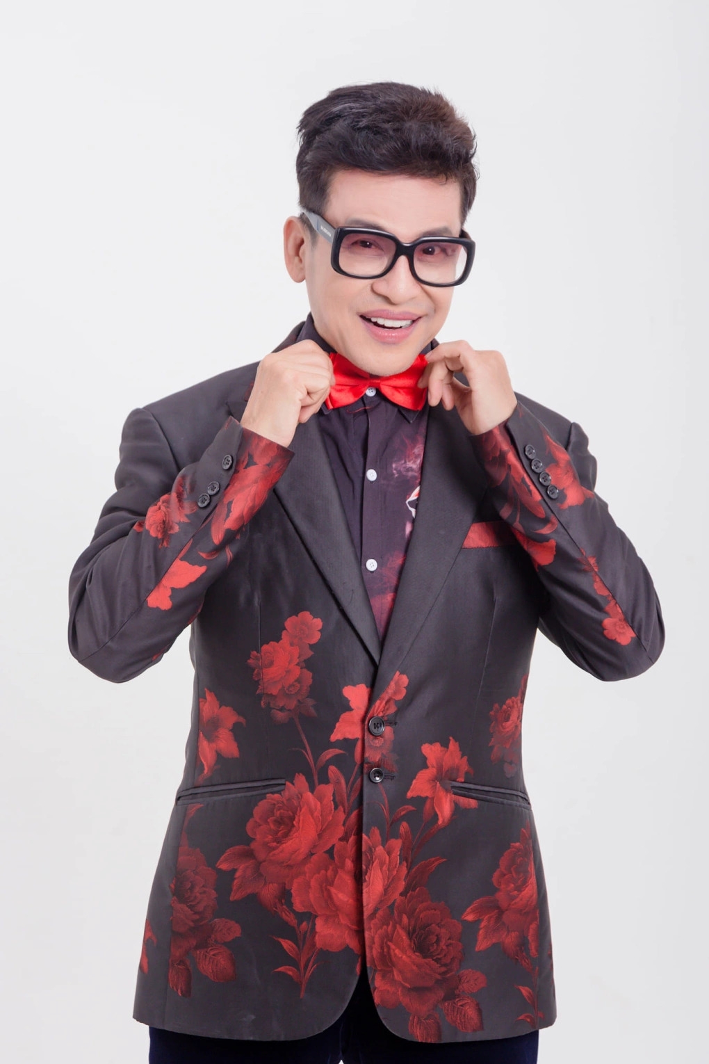 Sao Việt 10/4: MC Thanh Bạch trượt chân ngã xuống mương nước sâu khoảng 3 m khiến xương chậu chấn thương nặng, xương đùi lệch khỏi vị trí ban đầu.