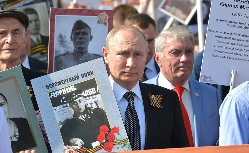 Tổng thống Nga Vladimir Putin đã tham gia đoàn diễu hành tại đại lộ Leningrad ở Moscow (Ảnh: Tass)