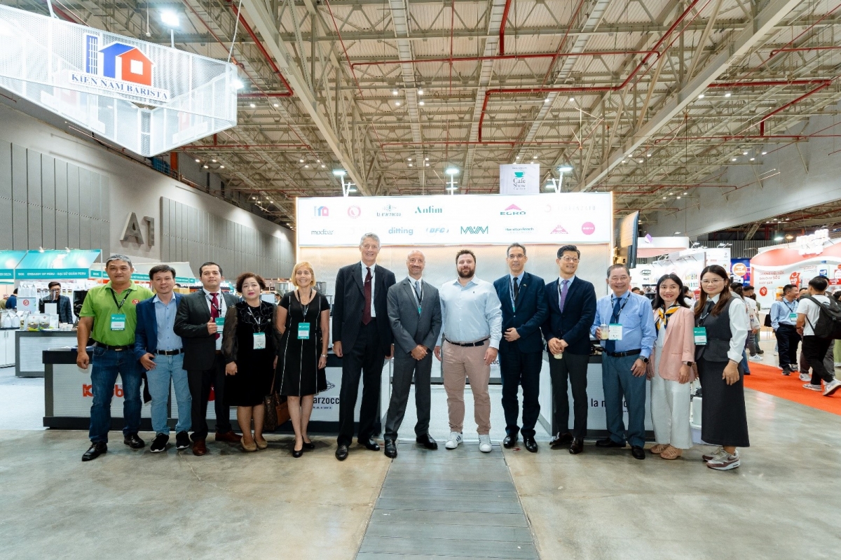 Đại biểu tham quan gian hàng của Công ty TNHH TM XNK Kiến Nam