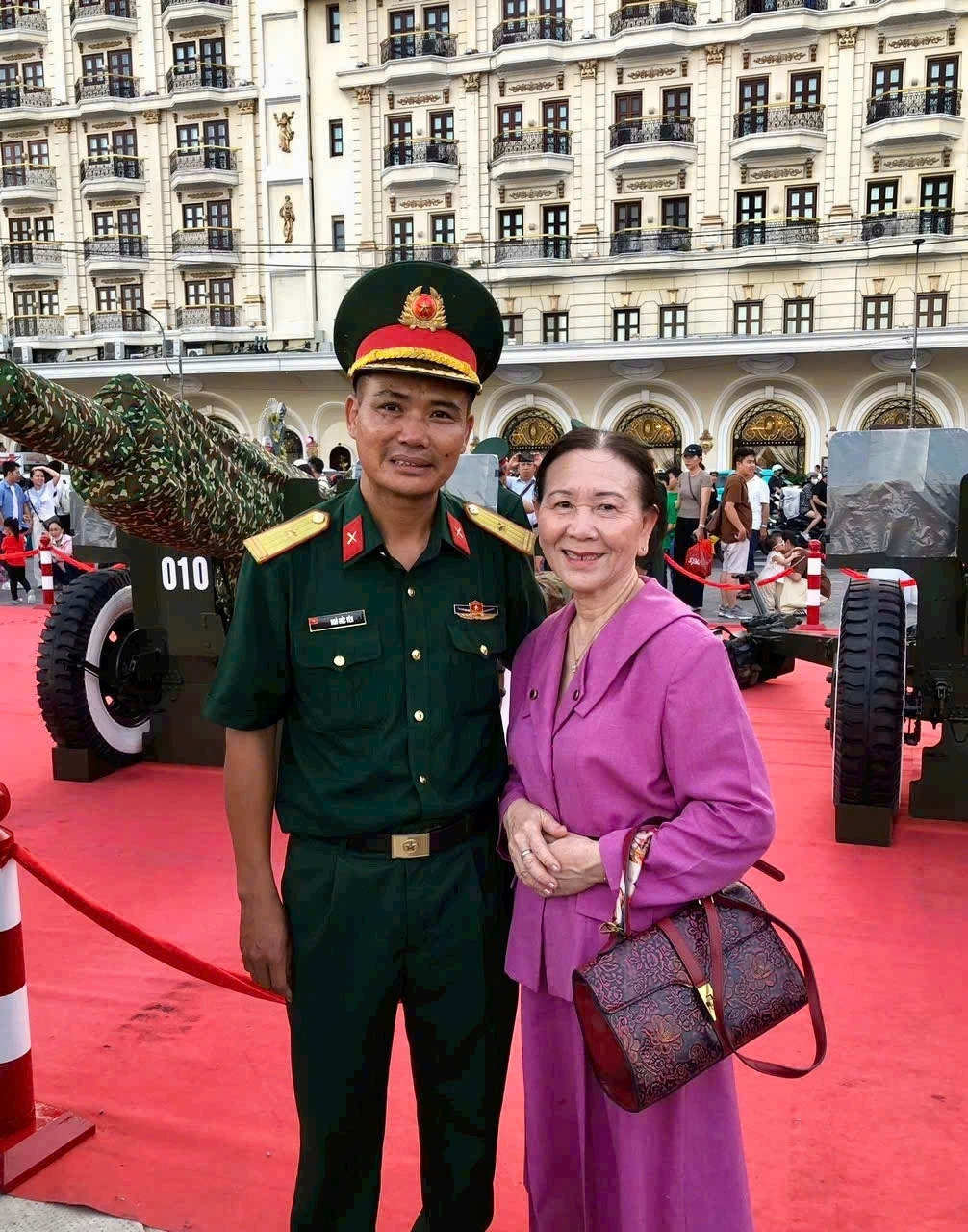 Bà Chung Thị Hạnh, 69 tuổi, dân tộc Hoa, ngụ Quận 11 hòa chung không khí bắn pháo đại bác ở bến Bạch Đằng
 