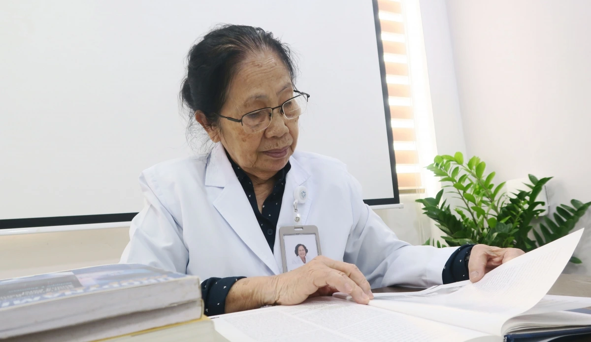 GS.BS Nguyễn Thị Ngọc Phượng (sinh năm 1944, là người tiên phong đưa kỹ thuật thụ tinh ống nghiệm về Việt Nam)