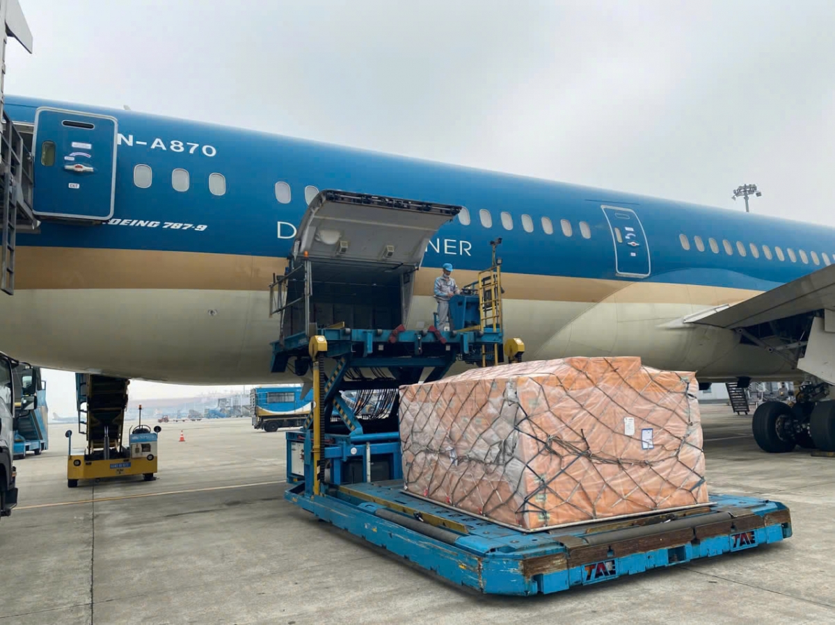 Ngay sau đó, chuyến bay VN 9712 của Vietnam Airlines đưa hơn 100 người và 8 chú chó nghiệp vụ thuộc lực lượng cứu trợ của Bộ Quốc phòng và Bộ Công an trở về nước sau khi hoàn thành nhiệm vụ cứu trợ tại Myanmar. Chuyến bay này dự kiến hạ cánh tại sân bay Nội Bài vào lúc 18h00 chiều nay.