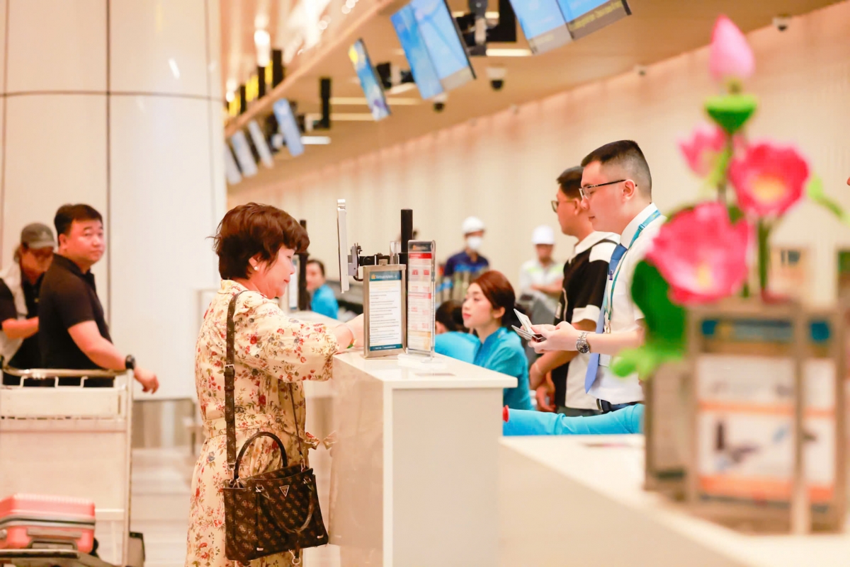 Hành khách làm thủ tục check-in bằng sinh trắc học để sử dụng cửa tự động tại khu vực kiểm tra an ninh và lên máy bay.
