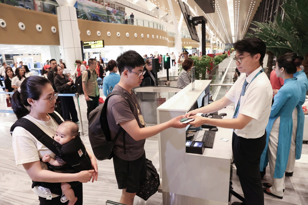 Để đảm bảo hành trình thuận lợi, hành khách được khuyến nghị kiểm tra kỹ thông tin nhà ga khởi hành trên vé, tìm hiểu sơ đồ nhà ga T3, đến sân bay ít nhất 2 tiếng trước giờ bay và ưu tiên sử dụng các hình thức check-in trực tuyến trên website, ứng dụng di động hoặc tại các kiosk tự phục vụ tại sân bay.