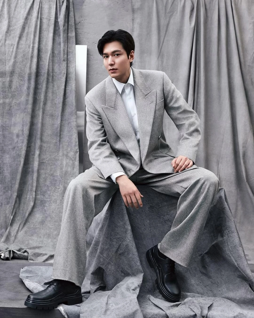 Lee Min Ho là một trong những cái tên đình đám hàng đầu Kbiz. Tên tuổi của nam tài tử gắn liền với loạt phim ăn khách như Vườn sao băng, Thợ săn thành phố, Những người thừa kế, Thần y, Nỗi buồn Gangnam, Chuyện tình biển xanh, Pachinko… Vừa qua, Lee Min Ho trở lại với phim truyền hình When the stars gossip.