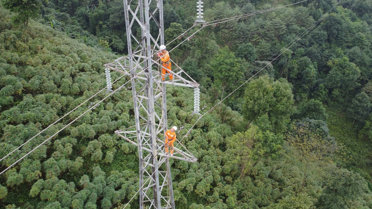 Bảo trì, nâng cao chất lượng hệ thống truyền dẫn cáp quang, đảm bảo kết nối thông suốt phục vụ sản xuất kinh doanh và điều hành lưới điện.