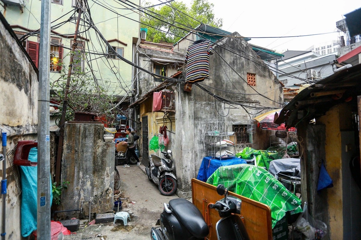 Nằm trong khu vực dự kiến quy hoạch là con ngõ 61 phố Đinh Tiên Hoàng (quận Hoàn Kiếm), có chiều rộng chưa tới 1m. Đây là khu vực sinh sống của khoảng 20 hộ dân.