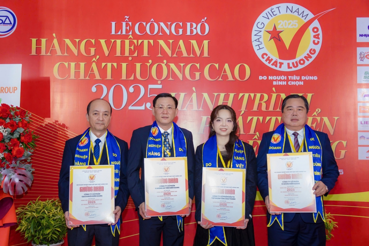 Đại diện của Tập đoàn Tân Á Đại Thành và HUD Kiên Giang nhận chứng nhận Hàng Việt Nam chất lượng cao 2025
