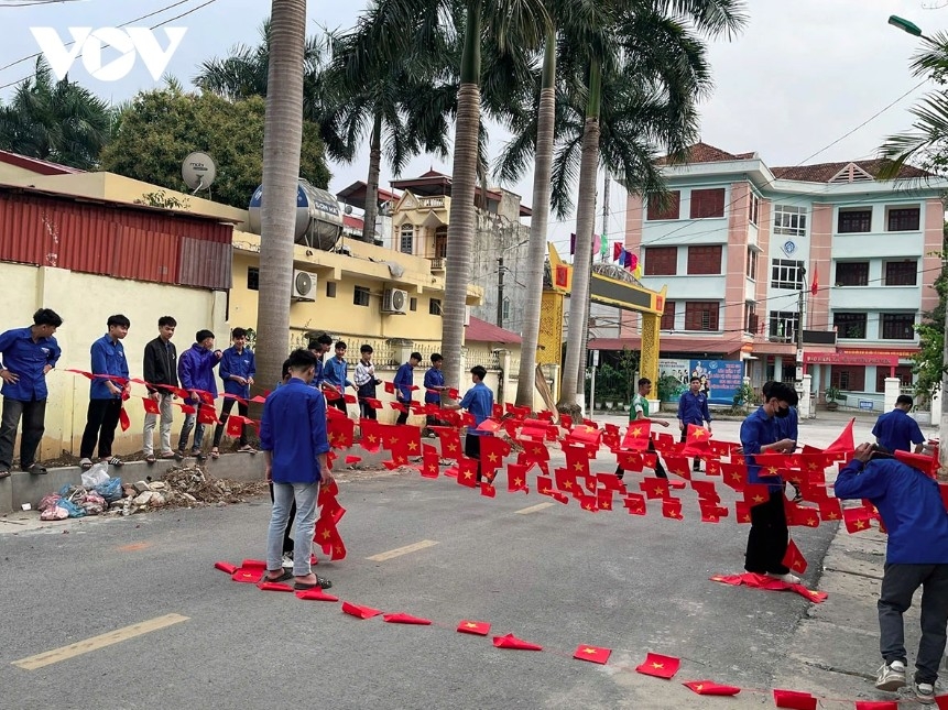 Local youth eagerly join decoration efforts