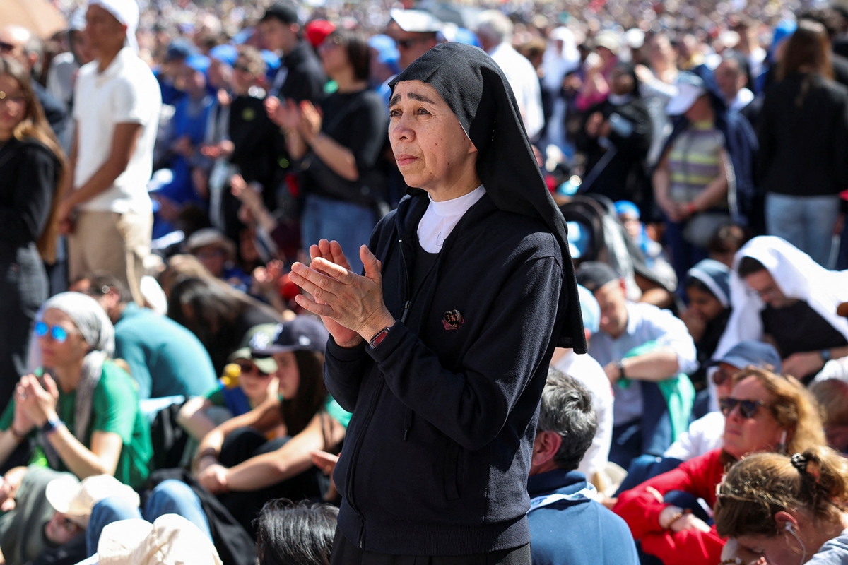Hình ảnh một nữ tu tham dự lễ tang Giáo hoàng Francis tại Quảng trường Thánh Peter, Vatican ngày 26/4.