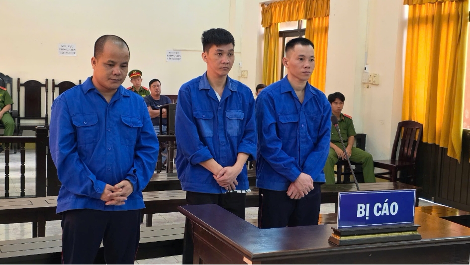 3 bị cáo Học, Băng và Hồng Em tại phiên toà (từ phải sang)