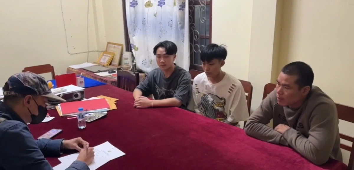 3 đối tượng Khăm Phăn Xeng Xay Tị, Phon Nạ Sỉnh Sỉ Pạ Sợt và Khăm Chăn tại cơ quan Công an.