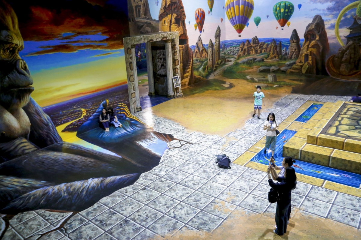 The museum displays 130 vivid and lifelike 3D paintings created by 20 professional artists from the Republic of Korea. Many artworks are impressively large, reaching up to 10 metres in height, offering visitors a unique space to explore and take photos.
