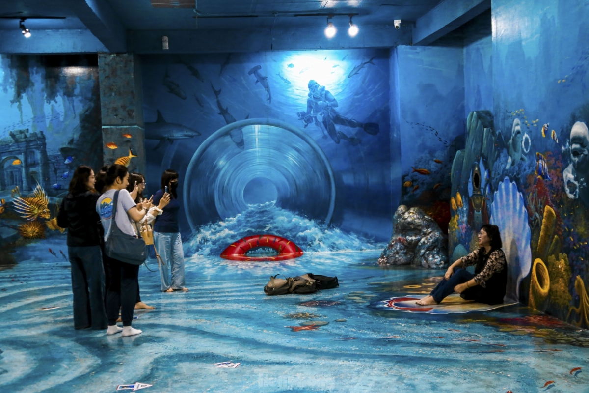 Young visitors and tourists unleash their imagination to create one-of-a-kind photos in their own unique style.