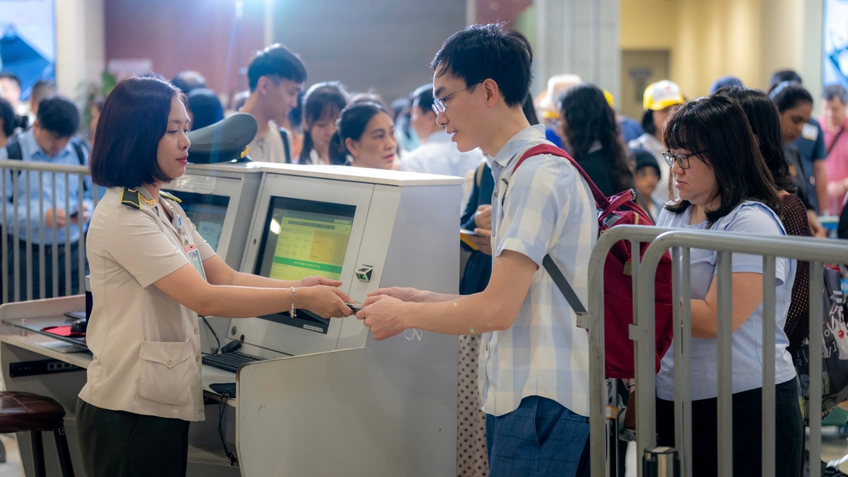 Hành khách làm thủ tục tại Cảng HKQT Nội Bài.