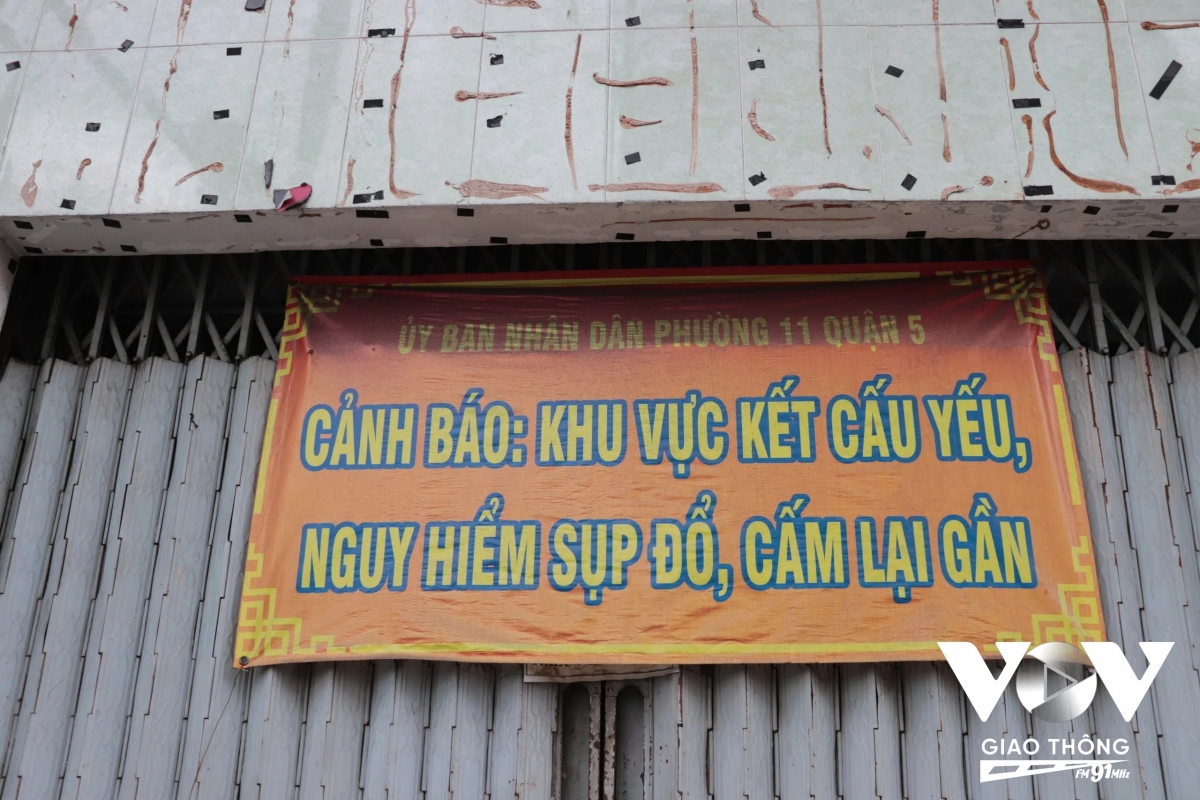 Chung cư 440 Trần Hưng Đạo treo bảng cảnh báo khu vực nguy hiểm do công trình kết cấu yếu