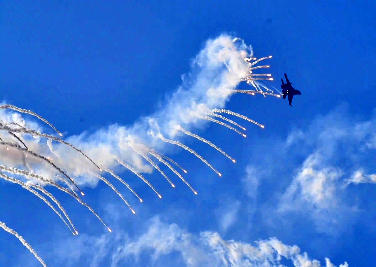 Even more thrilling are the deafening roars of the Su-30MK2 and Yak-130 fighters. The jets streak across the deep blue sky. After a series of dazzling maneuvers, the pilots wow the crowd with a brilliant flare drop, a visually stunning display of aerial defence.