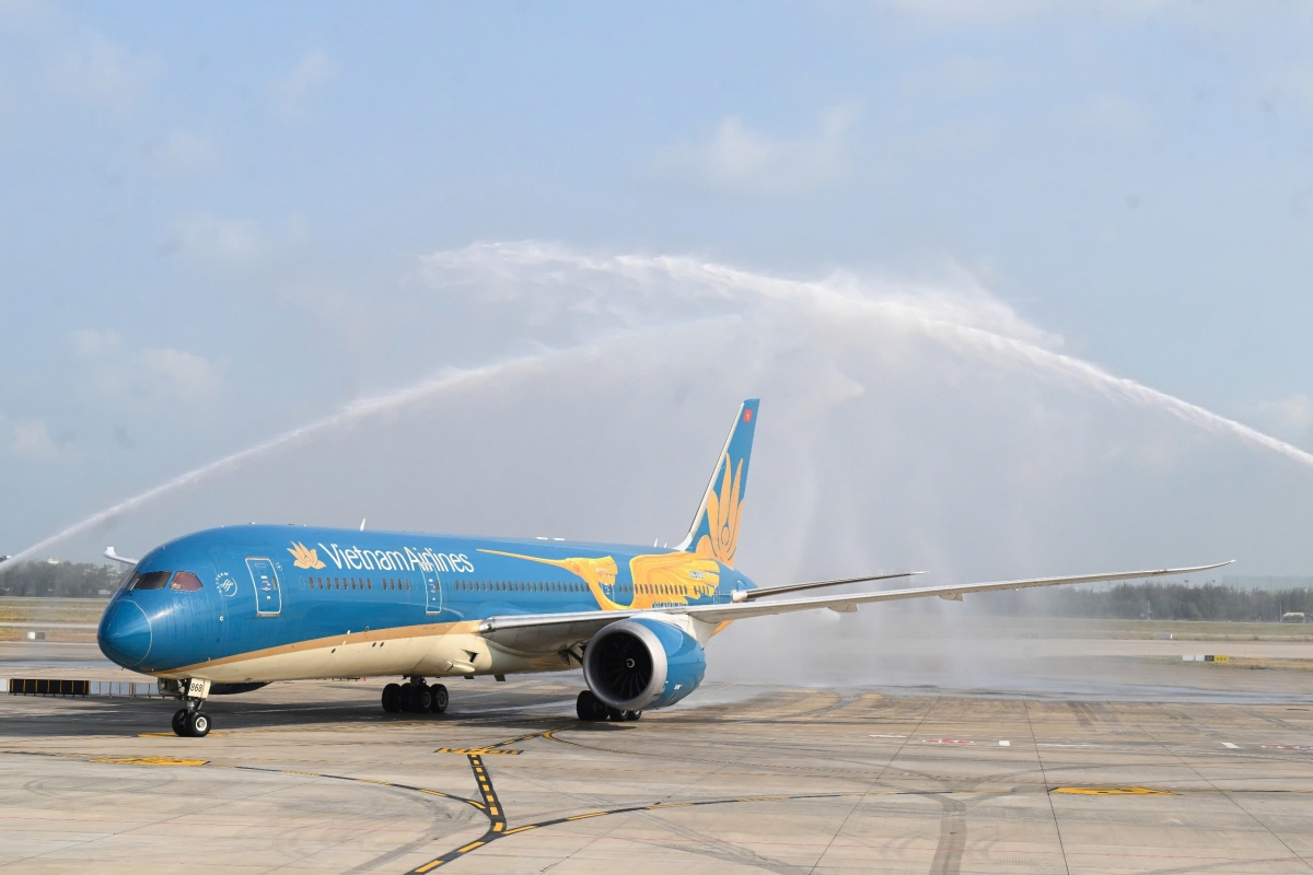 Chuyến bay đầu tiên của Vietnam Airlines khai trương Nhà ga T3 Tân Sơn Nhất đi vào hoạt động.