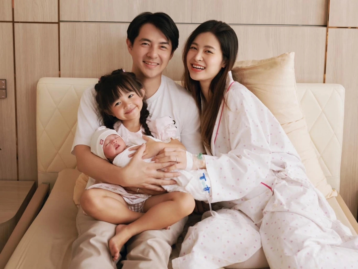 Kể từ khi sinh con, Đông Nhi gần như rút lui khỏi showbiz để tập trung chăm sóc gia đình.