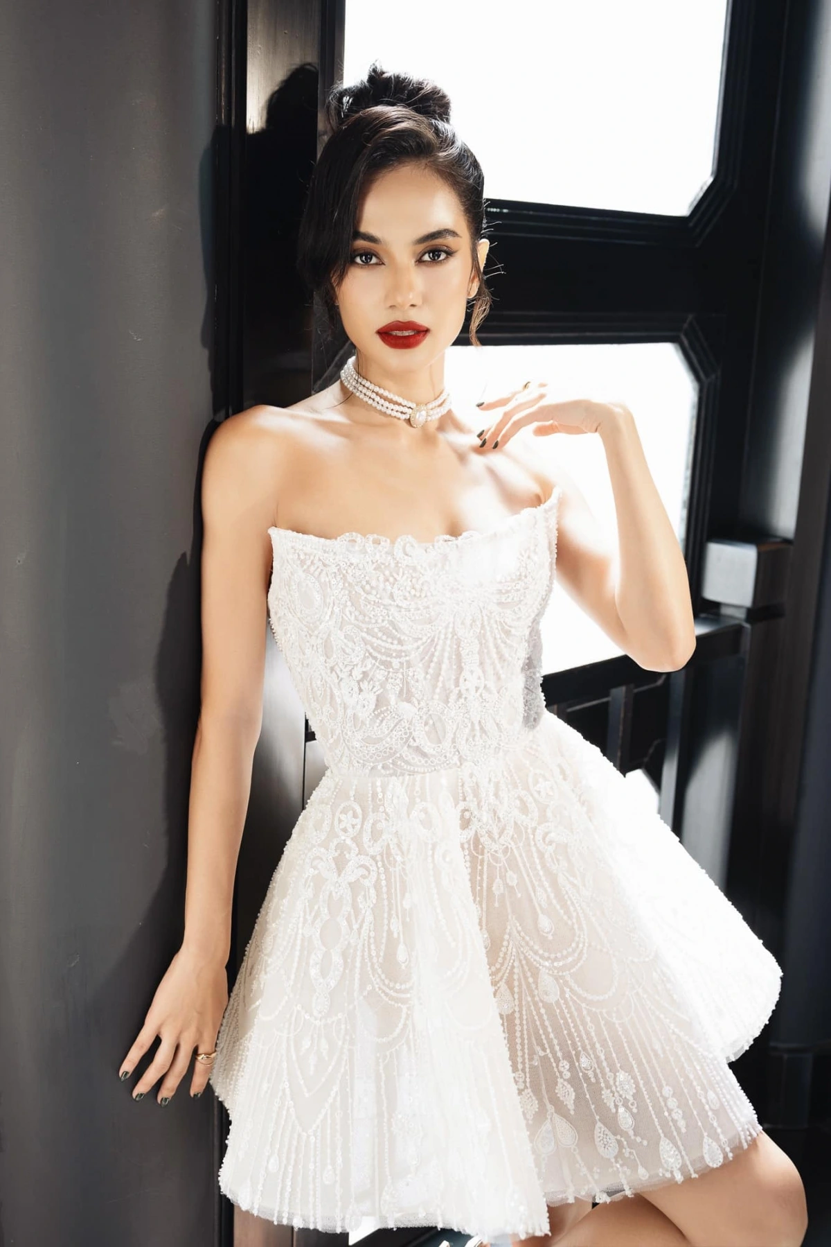 Trước "Nước mắt cá sấu", Emma Lê từng góp mặt trong nhiều MV nổi tiếng của sao Việt như "Hãy trao cho anh" của Sơn Tùng M-TP, "Đã đến lúc" của SOOBIN, "Một cọng tóc mai" của Tóc Tiên... và nhận về nhiều phản hồi tích cực với lối diễn tự nhiên. Ngoài ra, cô từng thử sức với dancesport ở chương trình "Bước nhảy hoàn vũ".  