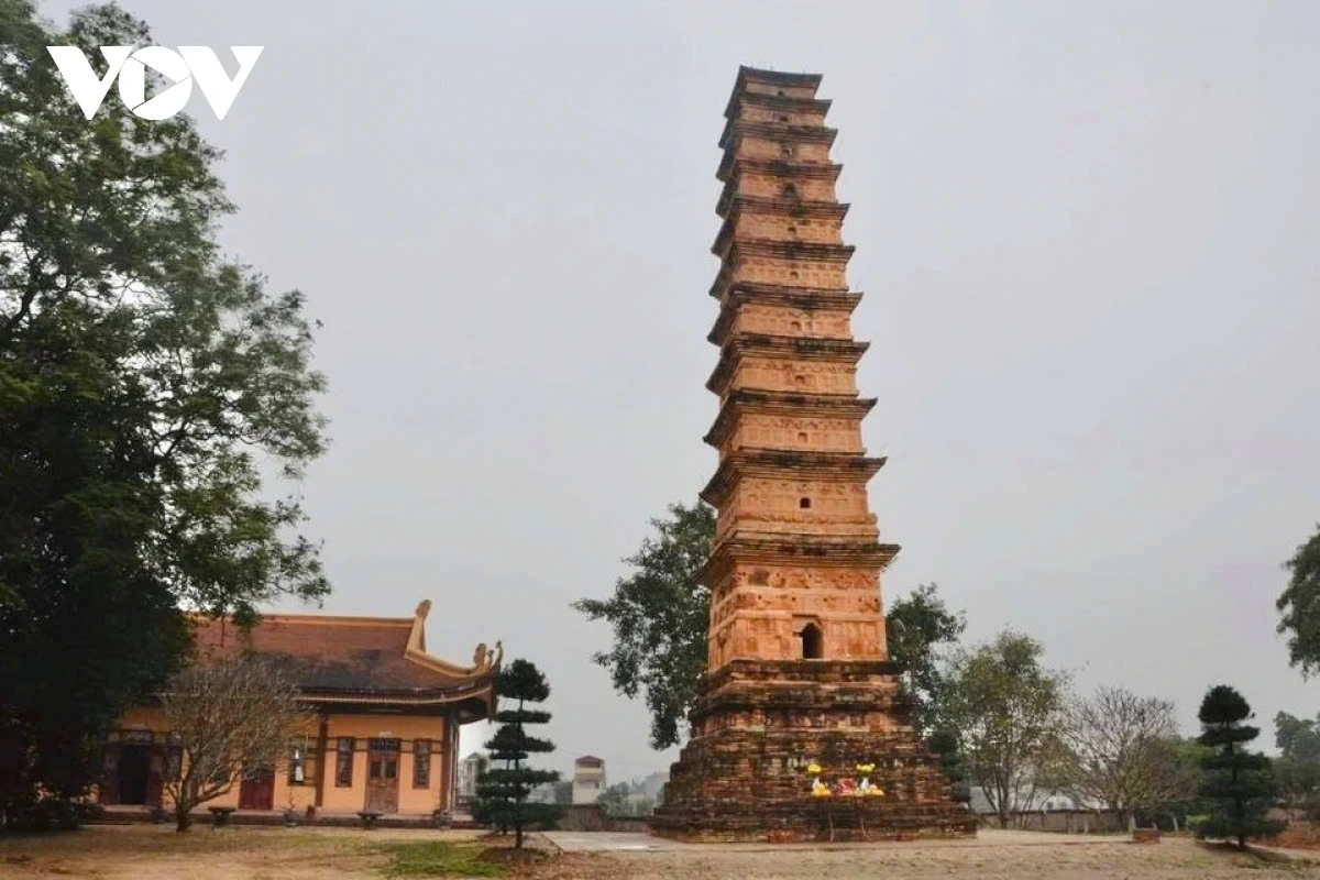 Tháp Bình Sơn thuộc thị trấn Tam Sơn, huyện Sông Lô, tỉnh Vĩnh Phúc, là ngôi tháp đất nung hiếm hoi, hiện còn lại đến hôm nay.