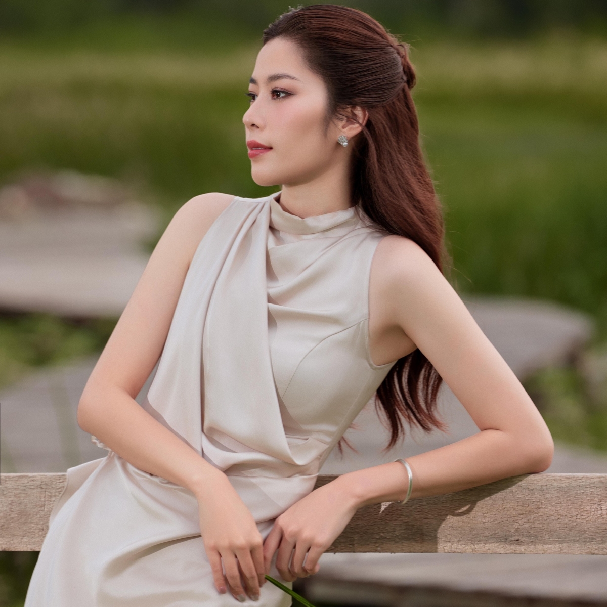 Sao Việt 21/4: Nam Em đăng tải dòng chia sẻ trên trang cá nhân, khát khao quay lại với sân khấu. Trước những chia sẻ này, cộng đồng mạng một số ủng hộ Nam Em, họ động viên và đưa ra lời khuyên. Một số trách cô không nghiêm túc với nghề.