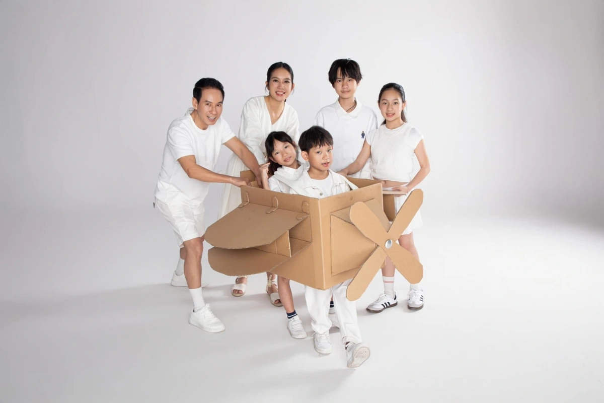 Tổ ấm của Lý Hải – Minh Hà ngày càng viên mãn với bốn thiên thần nhỏ: Rio, Cherry, Sunny và Mio. Dù bận rộn với công việc kinh doanh và làm phim, cả hai luôn ưu tiên dành thời gian chăm sóc, dạy dỗ các con. Cách nuôi dạy con của Lý Hải – Minh Hà là hướng đến giá trị sống giản dị, chân thành. Họ không nuông chiều hay tạo cho con cảm giác ỷ lại vào danh tiếng của cha mẹ. 