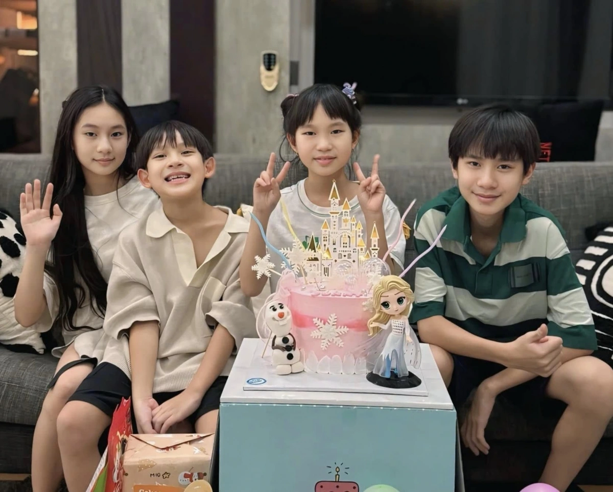 Năm ngoái, Cherry gây ấn tượng khi tham gia Lật mặt 7: Một điều ước. Đây là lần đầu tiên cô bé nhận được một vai lớn.