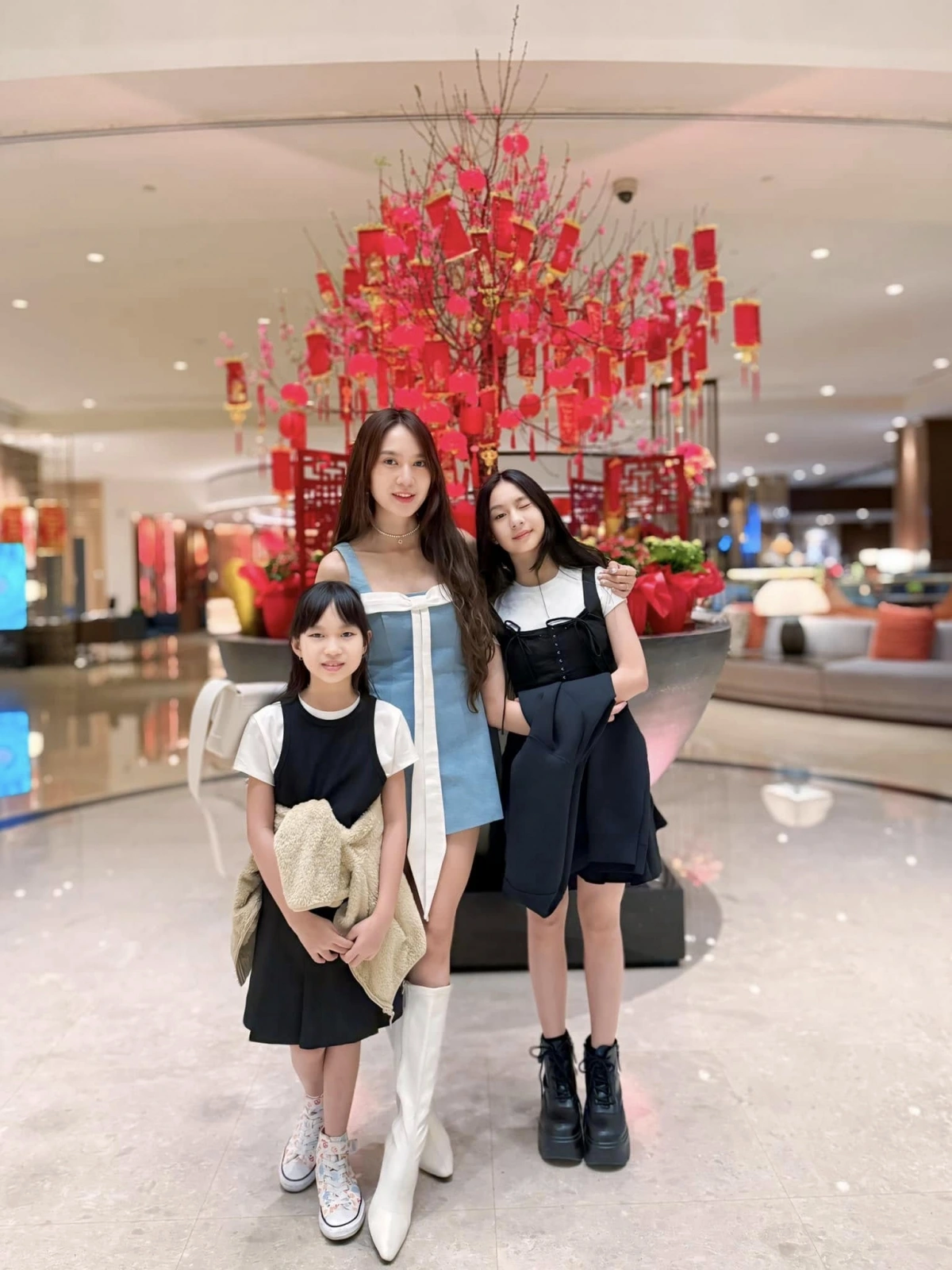 Dù sinh ra trong một gia đình nổi tiếng, Cherry và các em vẫn giữ lối sống giản dị, gần gũi với mọi người. Không chạy theo hào quang, các bé được nuôi dạy trong môi trường đề cao sự tử tế và giá trị thật của cuộc sống. Đó cũng chính là định hướng mà Lý Hải – Minh Hà luôn theo đuổi: để các con lớn lên một cách lành mạnh, độc lập và có nội lực từ bên trong.