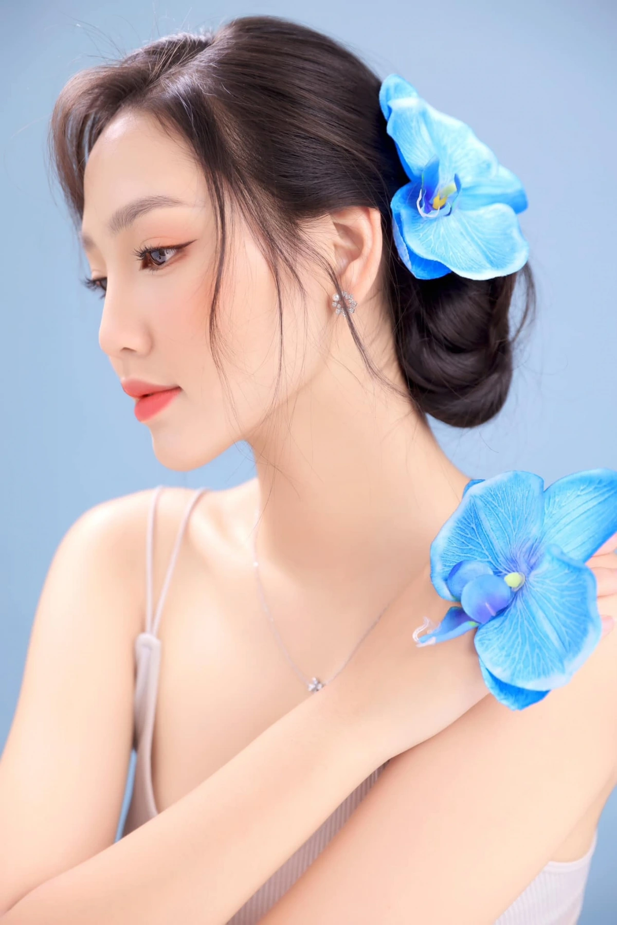 Trước khi gia nhập dự án của đạo diễn Victor Vũ, Minh Anh đã thử sức với một số vai diễn trong các bộ phim như "Chạy đi rồi tính" của Hàm Trần và "Siêu trộm" của bộ đôi Namcito – Bảo Nhân. Mặc dù các vai diễn này chưa để lại dấu ấn mạnh mẽ, nhưng chúng đã giúp cô tích lũy kinh nghiệm. Bên cạnh sự nghiệp diễn xuất, Minh Anh còn đạt danh hiệu Á khôi 1 tại cuộc thi Đại sứ Áo dài Việt Nam 2019, thể hiện tài năng và sự nỗ lực không ngừng dù mới chỉ 11 tuổi.