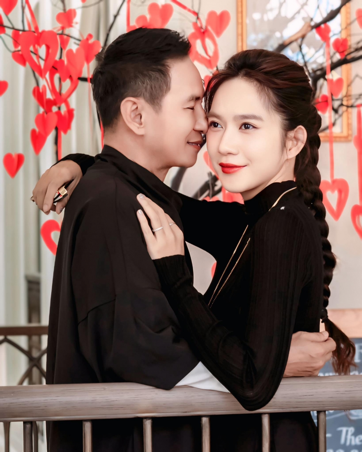 Bất chấp sự chênh lệch về tuổi tác cũng như sự khác biệt trong cuộc sống, Lý Hải và Minh Hà tìm thấy ở nhau sự đồng điệu, sẻ chia. Minh Hà từng thừa nhận, sự chín chắn, chân thành và hết lòng của Lý Hải đã khiến cô cảm động và yêu thương anh một cách tự nhiên. Sau 15 năm kết hôn, Lý Hải và Minh Hà vẫn thường xuyên thể hiện tình cảm ngọt ngào với đối phương trong mọi hoàn cảnh. 