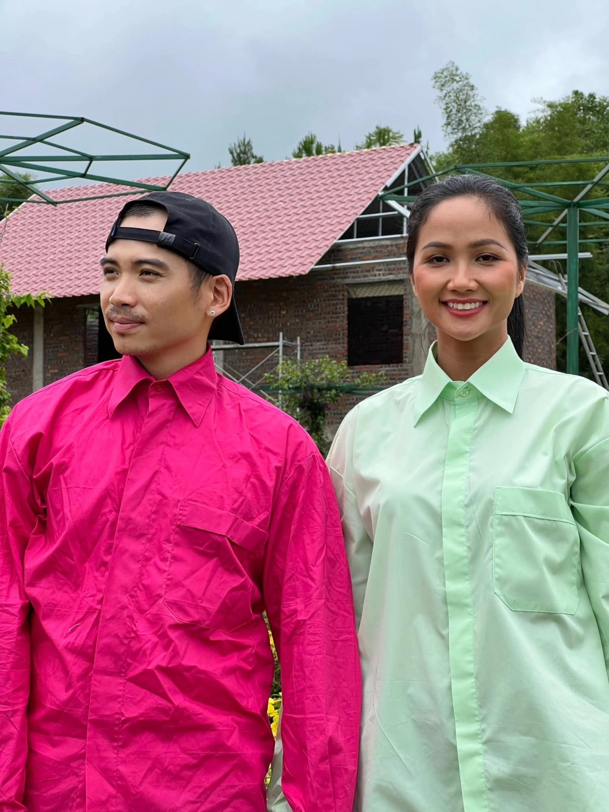 Gần đây, H’Hen Niê vướng nghi vấn mang thai khi bị bắt gặp lộ vòng hai tròn trịa hơn. Trên trang cá nhân, chồng H'Hen Niê, nhiếp ảnh gia Tuấn Khôi cũng gây chú ý với chia sẻ úp mở liên quan chuyện làm bố. Anh viết: "Nghe bố Tuấn Khôi cũng có vẻ thích nha". Trước những đồn mang thai con đầu lòng, đại diện của H'Hen Niê phủ nhận thông tin, cho biết khi có tin vui chính thức, nàng hậu sẽ thông báo với khán giả.