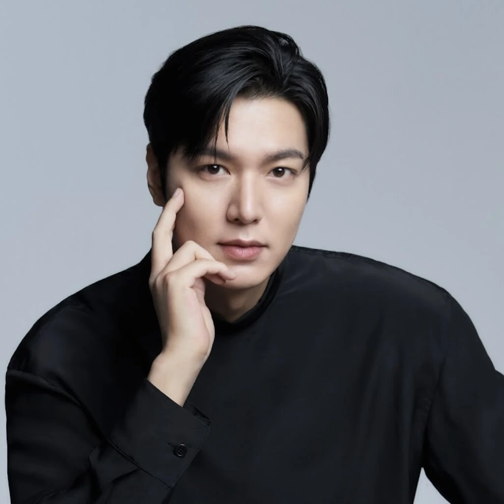 Theo kết quả “Khảo sát thực trạng làn sóng Hallyu toàn cầu năm 2025”, Lee Min Ho đã giành vị trí dẫn đầu trong danh sách "Nghệ sĩ Hàn Quốc được yêu thích nhất toàn cầu". Theo SBS, đây là năm thứ 12 liên tiếp nam tài tử duy trì ngôi vị này. Khảo sát này được Bộ Văn hóa, Thể thao và Du lịch Hàn Quốc phối hợp với Quỹ Giao lưu Văn hóa Quốc tế Hàn Quốc thực hiện và công bố.