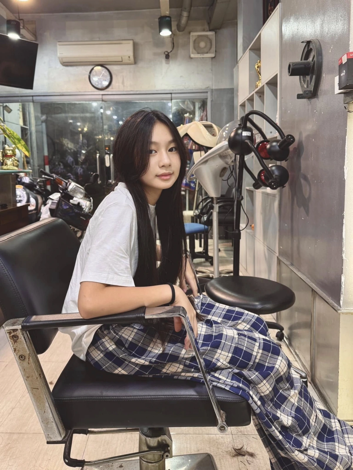 Cherry tên thật Nguyễn Hà Hải My, sinh năm 2013, là con thứ hai trong bốn người con của đạo diễn Lý Hải. Cô bé được nhận xét thừa hưởng nhiều nét đẹp từ mẹ với gương mặt thanh tú, làn da trắng. Minh Hà từng tiết lộ con gái cô có tính cách mạnh mẽ, hoạt bát, học giỏi, khéo tay. Cherry còn bộc lộ năng khiếu nghệ thuật từ bé.