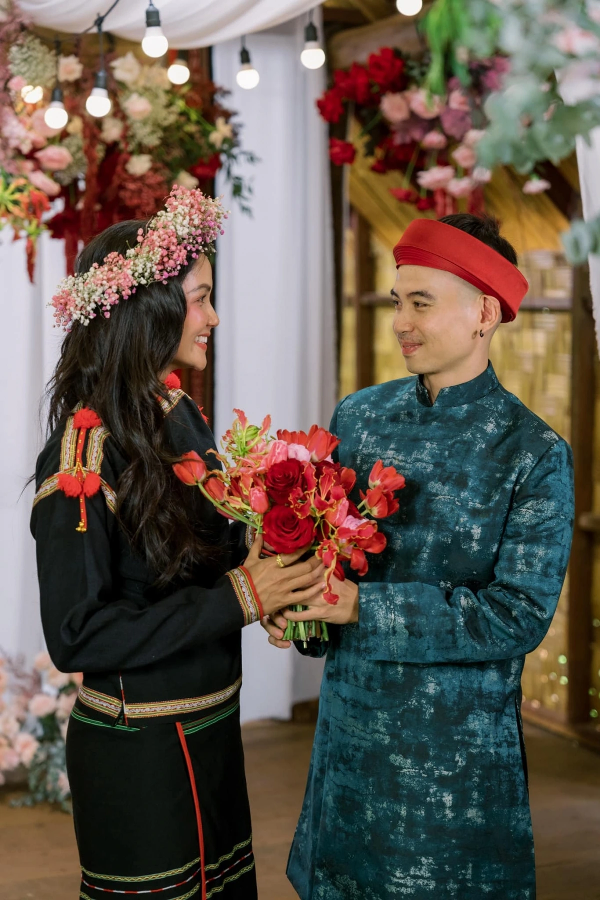 Hoa hậu H’Hen Niê từng chia sẻ Tuấn Khôi là người ga-lăng, biết cách chăm sóc và quan tâm cô cũng như người thân trong gia đình. "Anh mang tới cho tôi nhiều cảm xúc khác nhau mà trước đây tôi chưa cảm nhận được. Ở cạnh anh ấy, tôi cảm thấy tin tưởng và bình yên lắm", người đẹp tiết lộ.