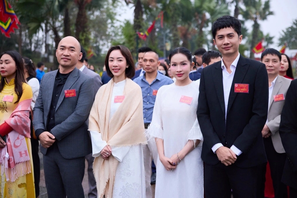 Thu Trang, Khả Như cùng diện áo dài trắng, trong khi các nghệ sĩ nam mặc suit lịch sự, chỉn chu khi hòa vào đoàn đại biểu dâng hương giỗ Tổ Hùng Vương, từ chân núi Nghĩa Lĩnh lên Đền Hùng.