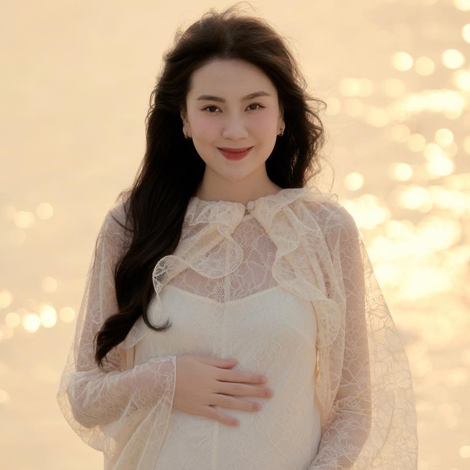 Lần đầu mang thai, Mai Ngọc khá thoải mái trong việc chia sẻ hành trình trải nghiệm của mình. Hiện tại, thai kỳ của cô đang chuẩn bị bước sang tháng thứ 9. Mai Ngọc cho biết, trong thời gian mang bầu cô không bị tiểu đường thai kỳ, không rạn da, không nở mũi, không phù chân, không táo bón.