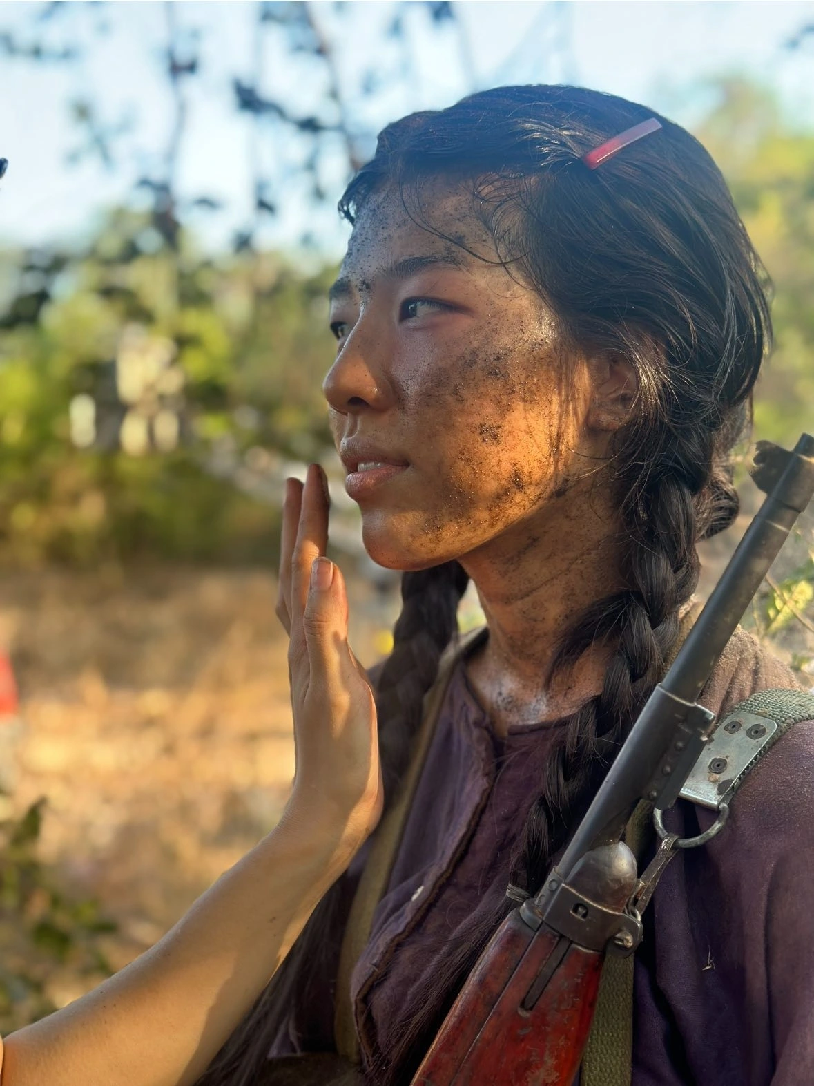  Diễm Hằng còn góp giọng ở nhạc phim, bên cạnh NSƯT Cao Minh (vai chú Sáu). Giọng hát trong trẻo của Út Khờ trở thành liều thuốc tinh thần cho đồng đội, mang lại sự ấm áp giữa bầu không khí ngột ngạt và căng thẳng.