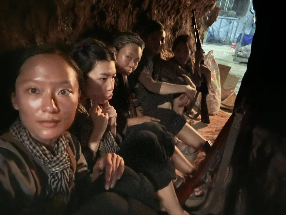 Để hóa thân vào vai diễn, Diễm Hằng cùng các diễn viên khác đã trải qua hai tháng huấn luyện chính trị và quân sự với sự hỗ trợ của Bộ Tư lệnh TP.HCM. Các bài tập gồm tháo ráp, bắn súng, học võ, học bơi, tập di chuyển trong địa đạo... Đặc biệt, các diễn viên còn tổ chức thi giảm cân để có ngoại hình rắn rỏi đúng chất chiến sĩ thời chiến.