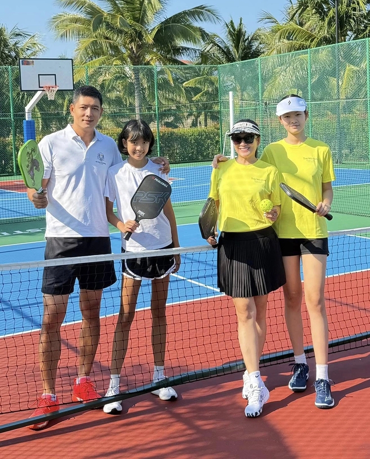 Gia đình Bình Minh cùng chơi pickleball trong chuyến nghỉ dưỡng tại Khánh Hòa. (Nguồn: FBNV)