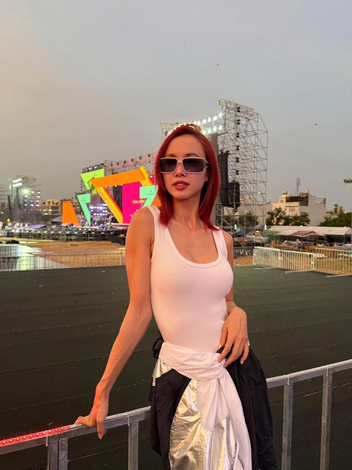 Vũ Ngọc Anh đến buổi tập luyện trước thềm concert “Anh trai vượt chông gai” để ủng hộ ông xã Cường Seven. (Nguồn: FBNV)