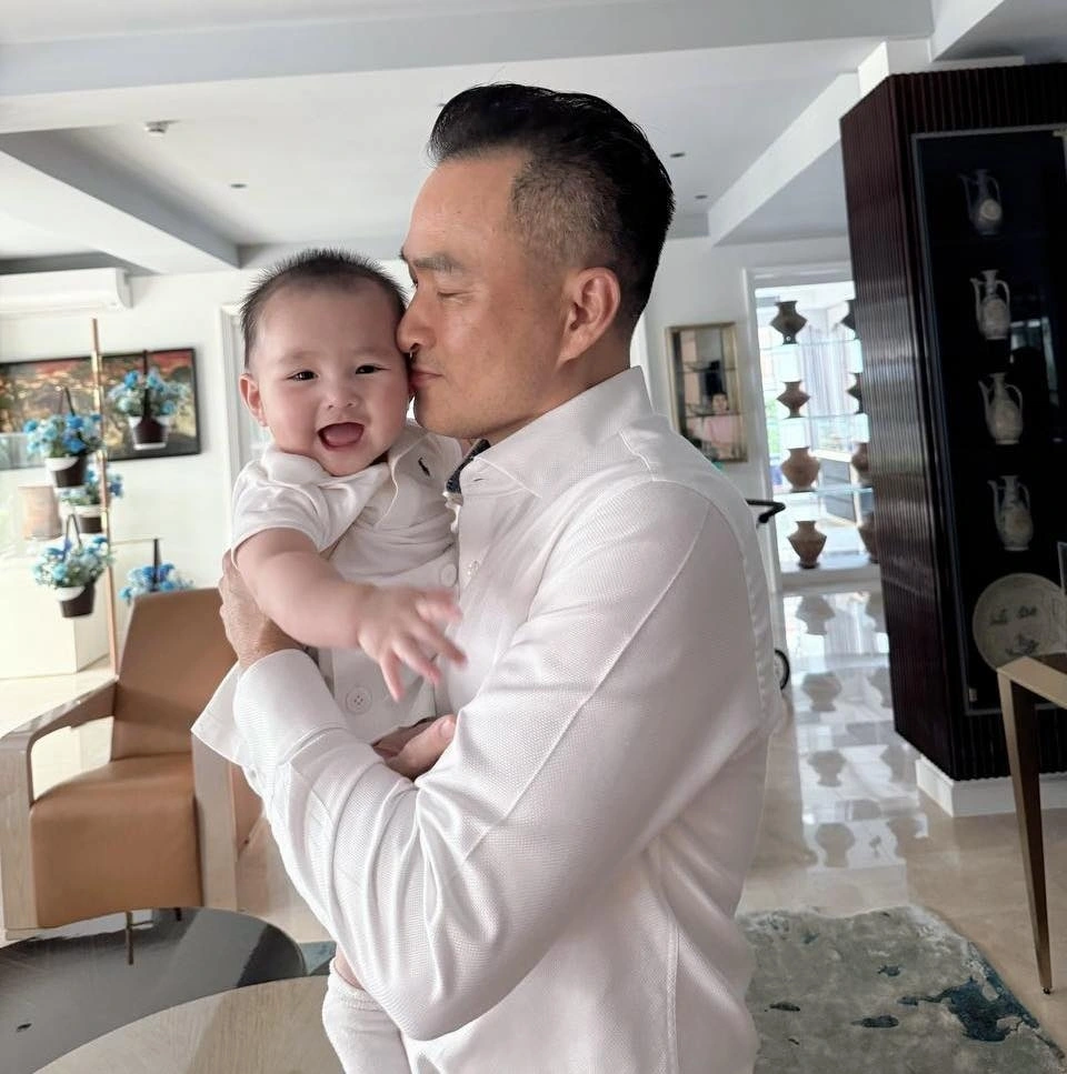 Chi Bảo cho biết anh thấy như được nạp thêm năng lượng khi ở bên con gái Gia Linh. (Nguồn: FBNV)