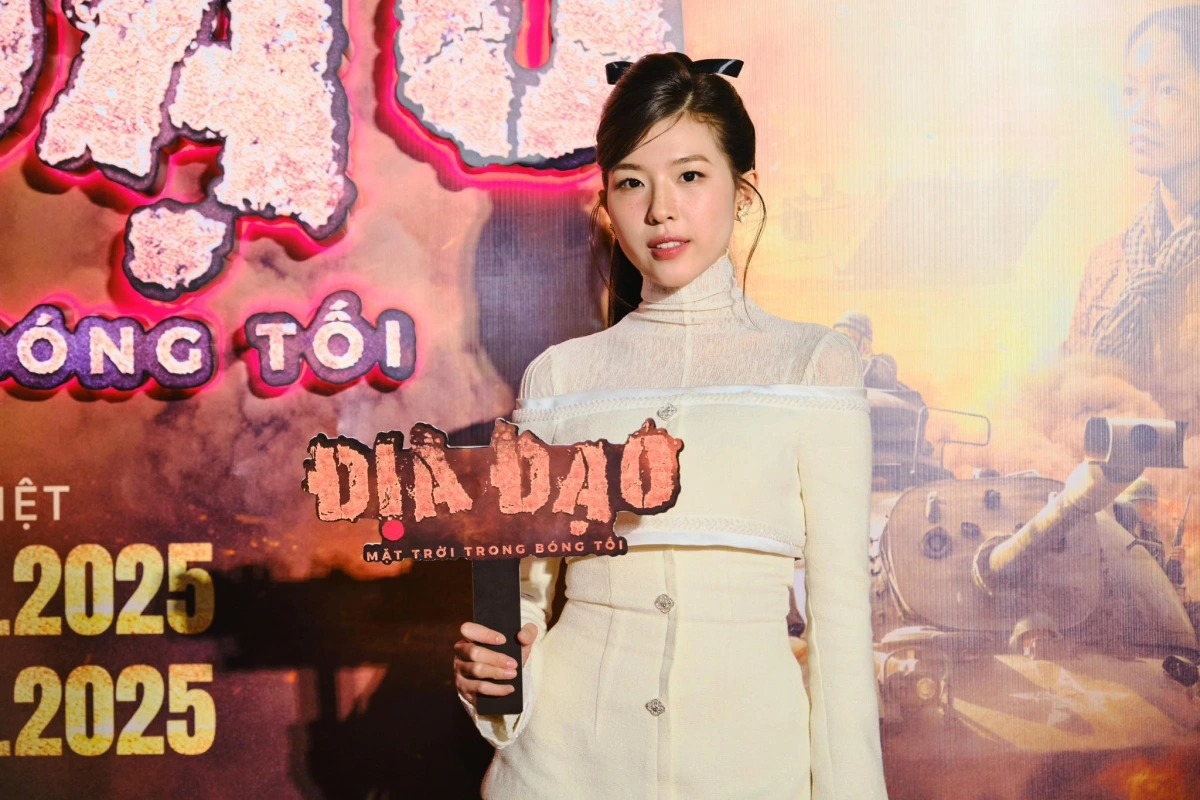 Ngoài thể lực, Diễm Hằng còn học hát cải lương để thể hiện một Út Khờ yêu ca hát, thường cất giọng trong những giờ giải lao cùng đồng đội. Cảnh quay ám ảnh nhất đối với cô là phân đoạn lính Mỹ bơm nước vào địa đạo khiến Út Khờ và Ba Hương (Hồ Thu Anh) mắc kẹt.
